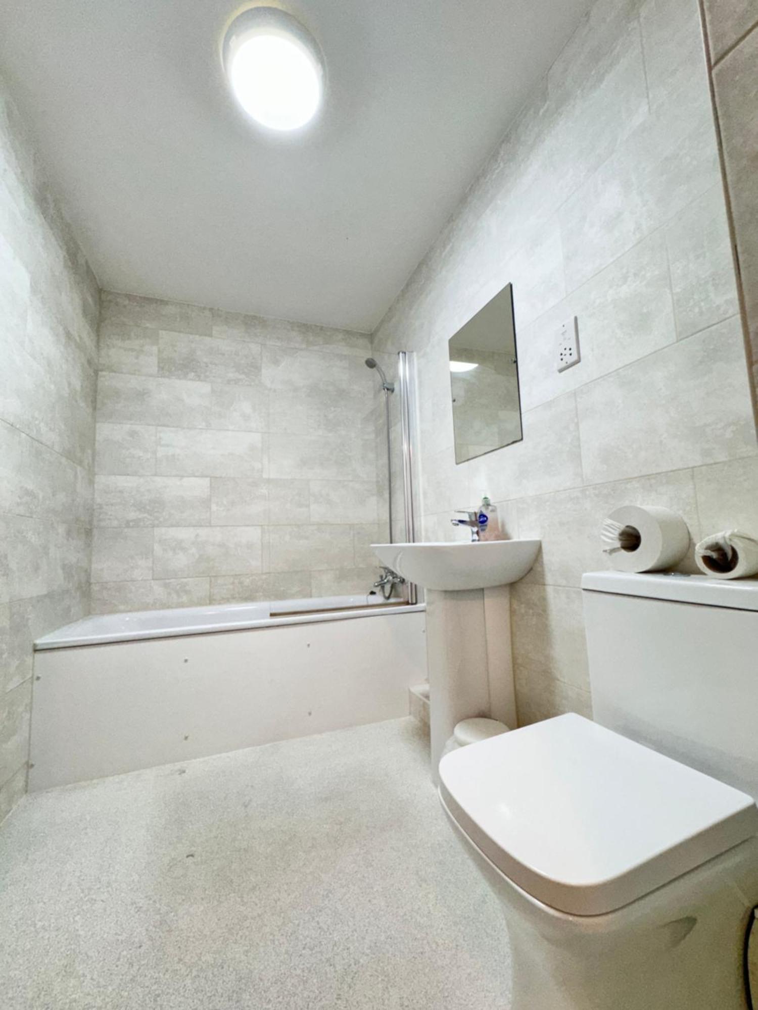 Relaxing Airport Rooms Stanwell Exterior foto